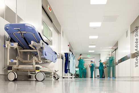 Imagem ilustrativa de um corredor de hospital.